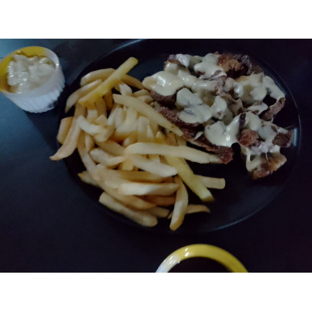 Carne com Queijo e Fritas